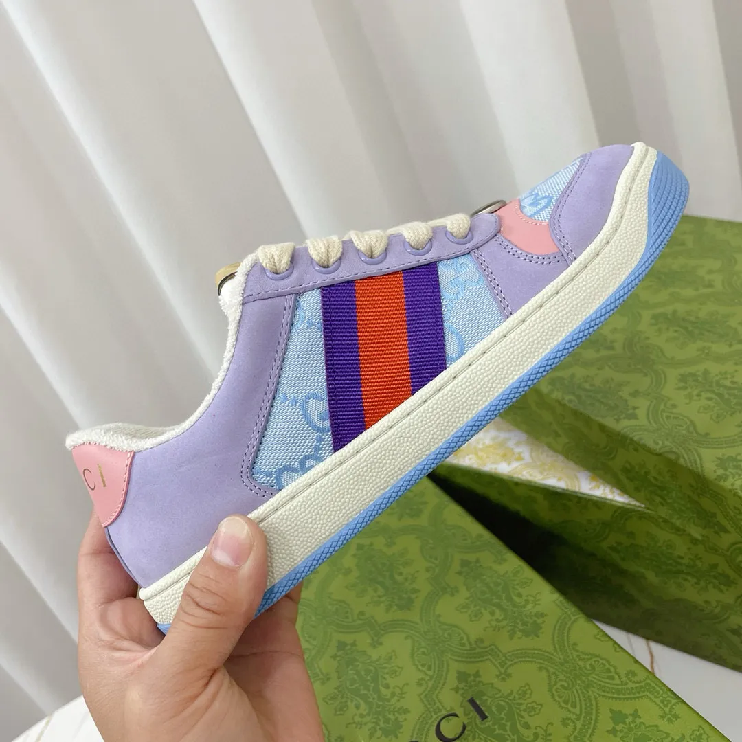 Ex-factory price: 540💰 GUCCI Gucci's newly upgraded back cover lining, top-notch old dirty shoes, classic casual sports shoes for couples, retro sneakers and old G family dirty shoes, updated at the counter simultaneously! ①The shoe upper has the same water-based edge coating process as the original version⚠️The ordinary oil edges on the market have a strong glue feel and are easy to fall off! Grade A first-layer nubuck leather (with pores)/matching computer embroidered double G cloth, high-density terry velvet lining. ② A PVC transparent small round mark sealing line is added to the details of the midsole. The mold is opened six times and the jewelry craftsmanship is used to customize the two-color double G buckle, striving to be the same as the original version. A pair of buttons is more than three times more expensive than ordinary buckles on the market. ③An old two-color washable label, the chip is placed on the outer waist of the right foot, the entire shoe is completely hollowed out with rubber technology, TUP material (rubber to distinguish the market) with the latest green packaging from the counter, 3D printed handbag, and a pair of shoelaces. There is no pressure when entering and exiting the counter. You can buy a 1:1 accurate replica of the original version and modify and upgrade it repeatedly. The details are perfectly restored, the materials are all customized, and they are truly top-notch. Please look at the details clearly to identify the quality. Upper: First-layer frosted cowhide/embroidered double G cloth. Lining: original high-density velvet lining. Foot pads: original pearlescent sheepskin. Outsole: private molded vacuum TPU material. Packaging: original top-grade full set packaging at the counter. Shoe size: women's size 35-40, men's size 39-44 (men's size 38, 45🉑️customized, non-returnable)
